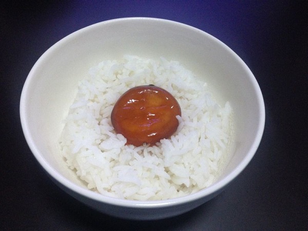 ข้าวหน้าไข่แดงดองแม็กกี้ เมนูฮิตของคนญี่ปุ่นกับวัตถุดิบแค่ 2 อย่าง
