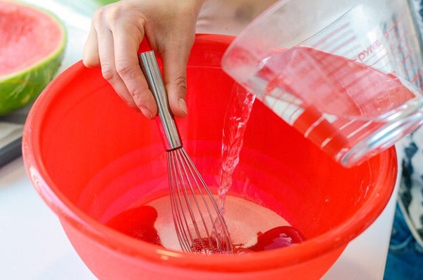 แตงโมเจลลี่ หวานฉ่ำสีสันสดใส ทำง่ายนิดเดียว แตงโมเจลลี่ หวานฉ่ำสีสันสดใส ทำง่ายนิดเดียว