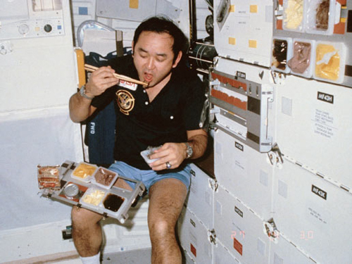 อยากรู้ไหม..นักบินอวกาศเก็บและกินอาหารกันอย่างไร?