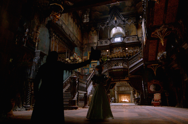 ตัวอย่างรักหลอนของคนกับผีใน Crimson Peak 