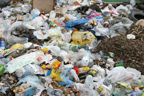พบวิธีแปลงขยะพลาสติกเป็นน้ำมันเชื้อเพลิง
