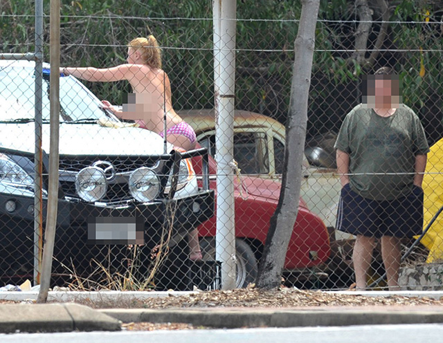 สาวเปลือยออกล้างรถ