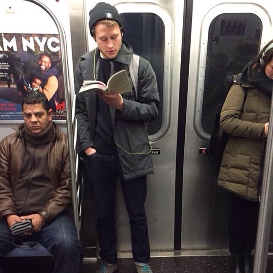 หนุ่มหล่ออ่านหนังสือบนรถไฟ