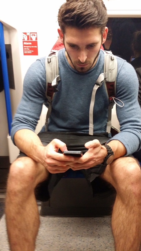 ผู้ชายหล่อบนรถไฟใต้ดิน