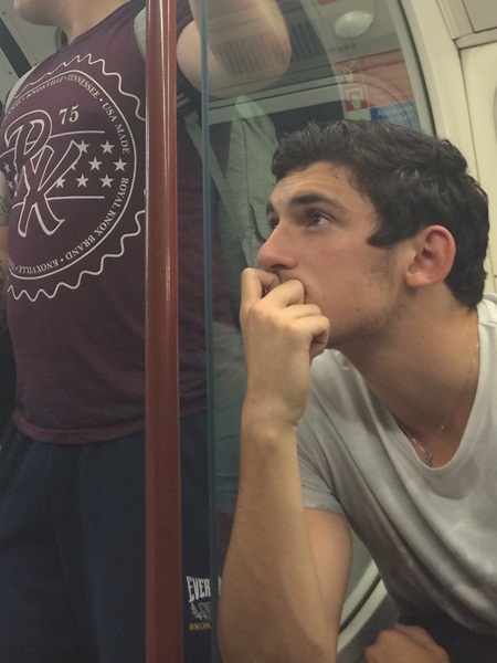 ผู้ชายหล่อบนรถไฟใต้ดิน