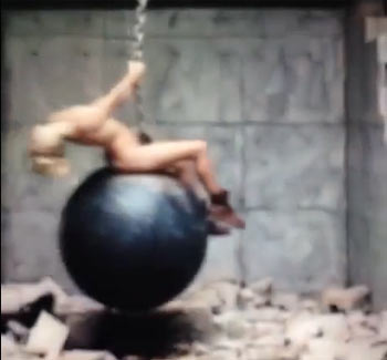 MV Wrecking Ball เป็นเหตุ มหาวิทยาลัยสหรัฐฯ สั่งย้ายลูกตุ้มยักษ์ 