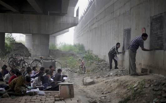 ประทับใจ! ครูอินเดียเปิดห้องเรียนใต้สะพาน สอนเด็กยากจนในสลัม