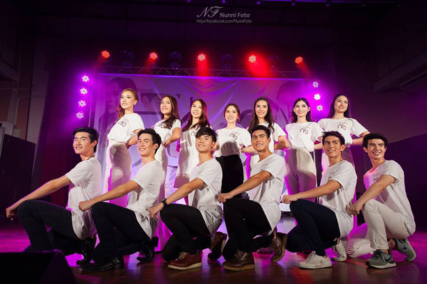 เผยโฉมผู้นำเชียร์จุฬาฯ งานบอลธรรมศาสตร์ จุฬา 70 เผยโฉมผู้นำเชียร์จุฬาฯ งานบอลธรรมศาสตร์ จุฬา 70