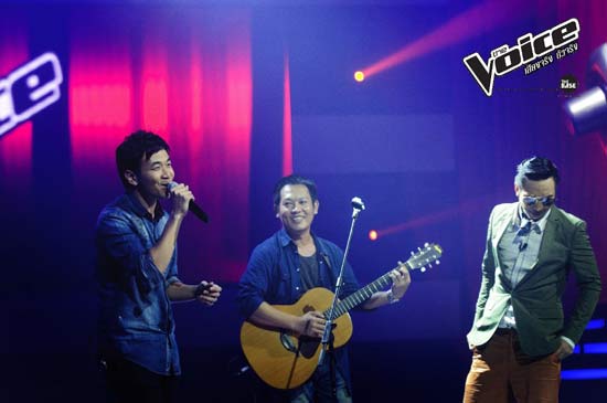 สาว ๆ กรี๊ด แสตมป์ อภิวัชร์ โค้ชนอกสายตา ใน The Voice