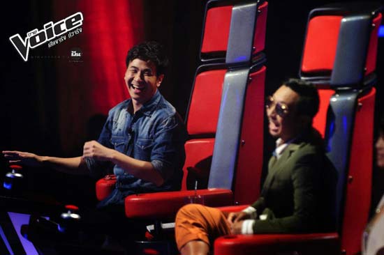 สาว ๆ กรี๊ด แสตมป์ อภิวัชร์ โค้ชนอกสายตา ใน The Voice