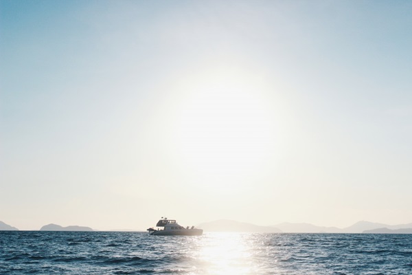 เที่ยวเกาะไม้ท่อน ล่องเรือยอร์ช ใช้ชีวิตชิล ๆ กลางทะเล