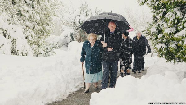 สุดประทับใจ! ชาวบ้านช่วยโกยหิมะเปิดทาง จนจัดงานแต่งได้ 