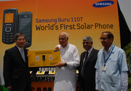 รู้หรือไม่ ! ซัมซุงเคยเปิดตัวโทรศัพท์มือถือพลังงานแสงอาทิตย์รุ่นแรกของโลก
