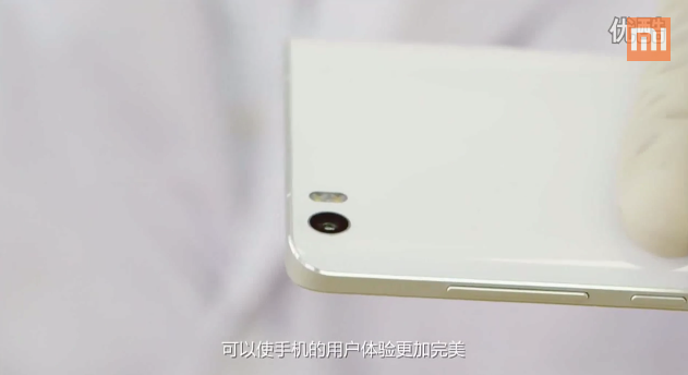 กัดเจ็บ ! Xiaomi ปล่อยคลิปแซะ iPhone 6 Plus เรื่องกล้องนูน พร้อมวิธีแก้ปัญหา