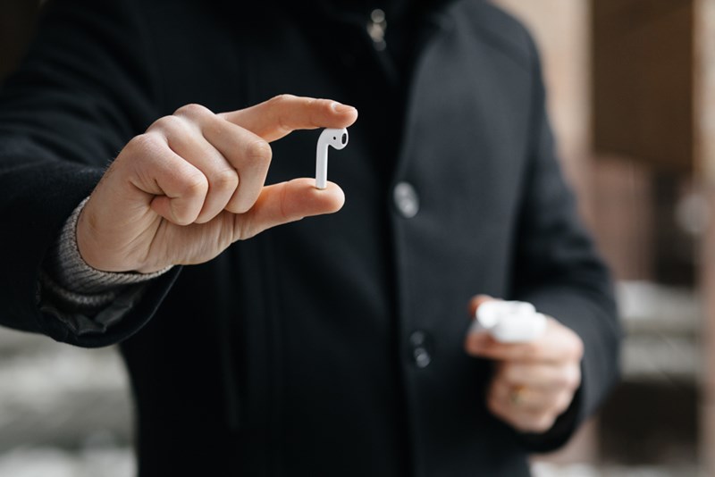 ใช้ AirPods และหูฟังไร้สายอาจเสี่ยงมะเร็ง