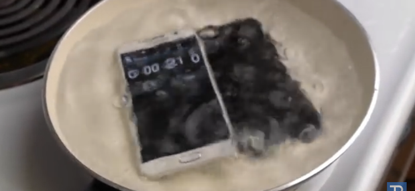 จะเกิดอะไรขึ้น ? เมื่อนำ iPhone 6 และ Galaxy S6 มาต้มในน้ำเดือด ๆ