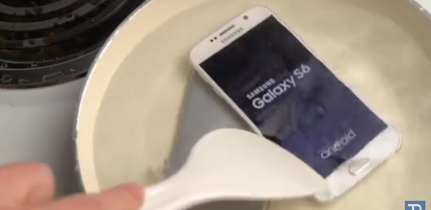 จะเกิดอะไรขึ้น ? เมื่อนำ iPhone 6 และ Galaxy S6 มาต้มในน้ำเดือด ๆ