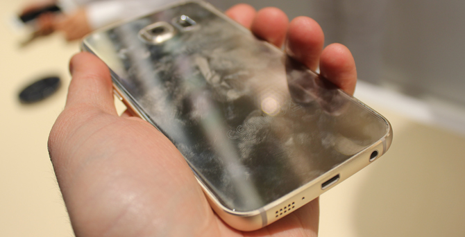 หลากเหตุผล iPhone 6 กับ Galaxy S6 ซื้ออะไรดีกว่ากัน ?