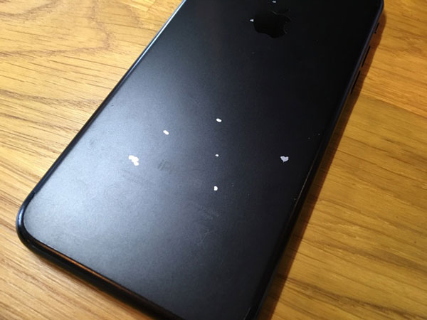 iPhone 7 สีดำด้านพบปัญหาเครื่องสีลอก