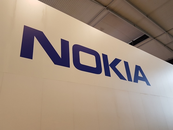 Nokia 3310 กับ Galaxy S7