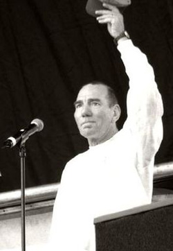 Pete Postlethwaite