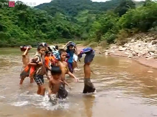 ภาพสะเทือนใจ เด็กเวียดนามต้องว่ายน้ำข้ามลำธารไปโรงเรียน