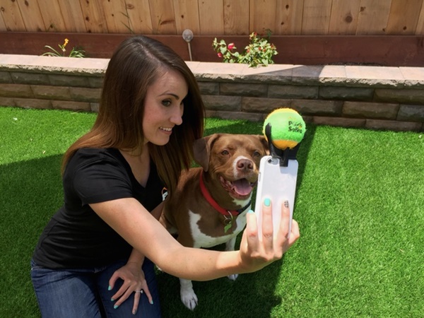 Pooch selfie อุปกรณ์ช่วยถ่ายเซลฟี่กับน้องหมา ให้ออกมาเป๊ะทุกชอต ! 