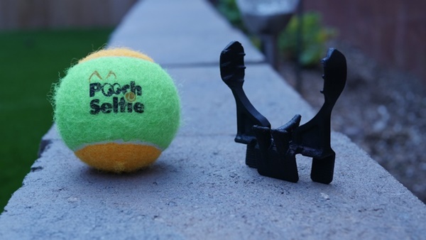 Pooch selfie อุปกรณ์ช่วยถ่ายเซลฟี่กับน้องหมา ให้ออกมาเป๊ะทุกชอต ! 