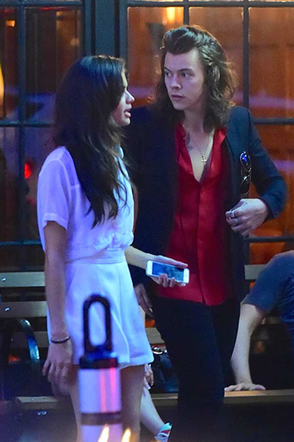 แฮร์รี่ สไตล์ หลุดภาพจุ๊บ ซาร่า แซมปายโอ้ นางแบบวิคตอเรียซีเคร็ท