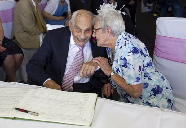 นี่คือคู่แต่งงานใหม่ที่อายุมากที่สุดในโลก อายุรวมกัน 194 ปี