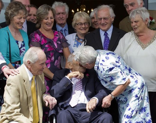 นี่คือคู่แต่งงานใหม่ที่อายุมากที่สุดในโลก อายุรวมกัน 194 ปี