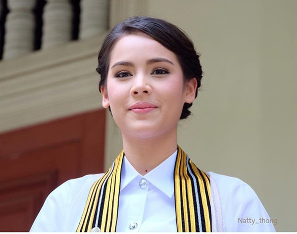 ญาญ่า อุรัสยา ในชุดครุยรับปริญญา