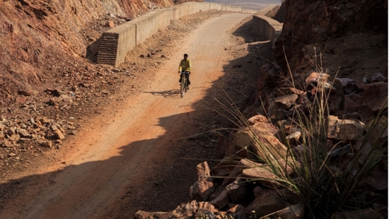 ชายทุ่ม 22 ปี ขุดภูเขาลัดเข้าเมือง หลังเมียตายเพราะส่ง รพ. ไม่ทัน