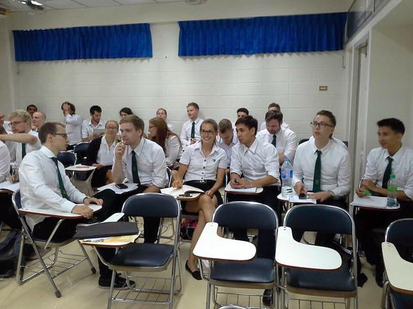  เมื่อฝรั่งตาน้ำข้าวแต่งชุดนักศึกษาไทย นั่งเรียนภาษาไทย  