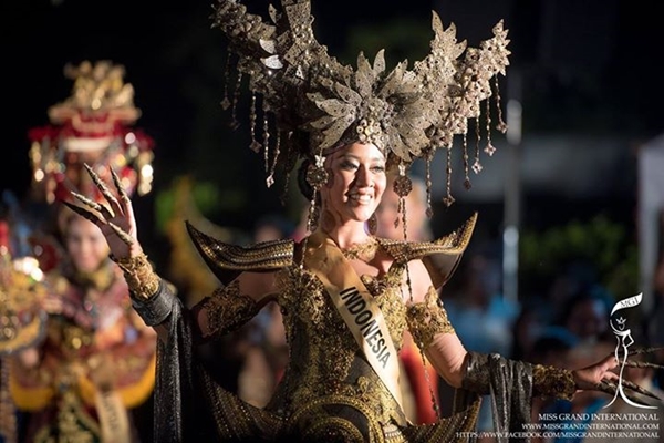 ส่องนางงามสาวในชุดประจำชาติ Miss Grand International 2015 สวย ๆ ทั้งนั้น