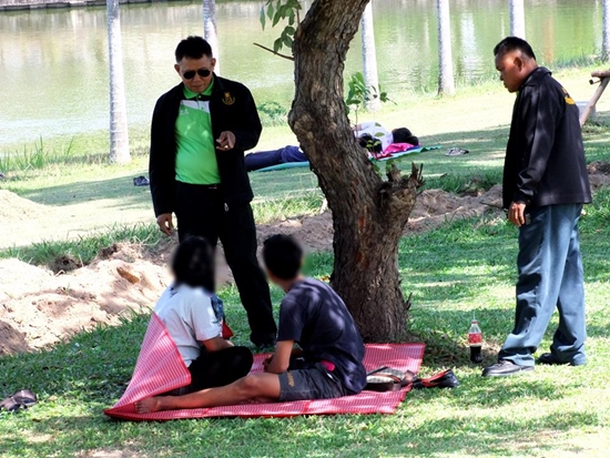  จับเด็กนักเรียน-นักศึกษา หนีเรียนมานอนพลอดรักในสวนสาธารณะ เพียบ !