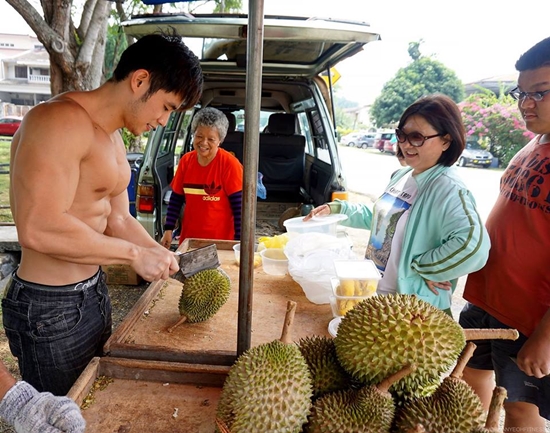 พ่อค้าทุเรียนสุดล่ำ ถอดเสื้อโชว์ซิกแพคฉีกทุเรียน