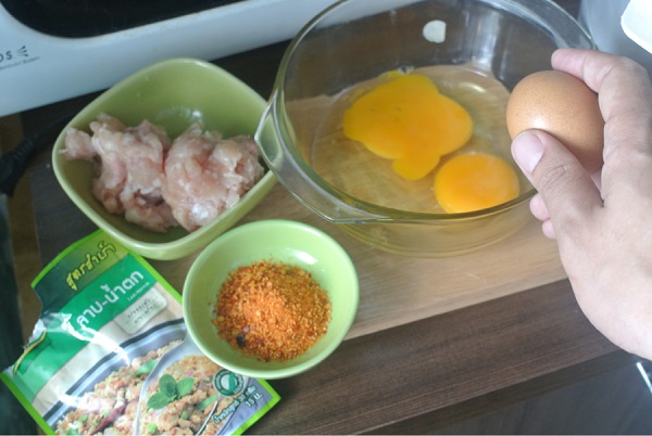 วิธีทำไข่เจียวลาบไก่สับ