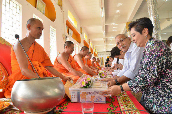 หม่อมเจ้าชาตรีเฉลิม ยุคล นำทีมนักแสดง ทำบุญถวายภัตตาหารเพล สักการะ ศาลพันท้ายนรสิงห์