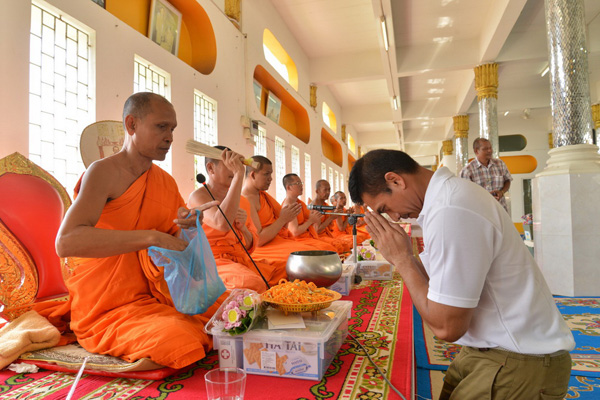 หม่อมเจ้าชาตรีเฉลิม ยุคล นำทีมนักแสดง ทำบุญถวายภัตตาหารเพล สักการะ ศาลพันท้ายนรสิงห์