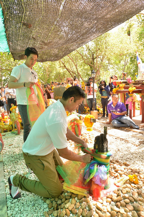 หม่อมเจ้าชาตรีเฉลิม ยุคล นำทีมนักแสดง ทำบุญถวายภัตตาหารเพล สักการะ ศาลพันท้ายนรสิงห์
