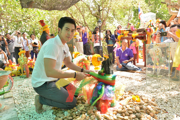 หม่อมเจ้าชาตรีเฉลิม ยุคล นำทีมนักแสดง ทำบุญถวายภัตตาหารเพล สักการะ ศาลพันท้ายนรสิงห์