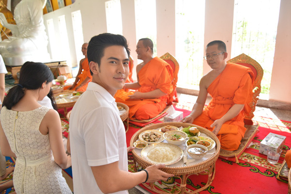 หม่อมเจ้าชาตรีเฉลิม ยุคล นำทีมนักแสดง ทำบุญถวายภัตตาหารเพล สักการะ ศาลพันท้ายนรสิงห์