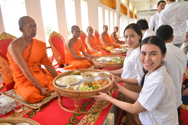 หม่อมเจ้าชาตรีเฉลิม ยุคล นำทีมนักแสดง ทำบุญถวายภัตตาหารเพล สักการะ ศาลพันท้ายนรสิงห์