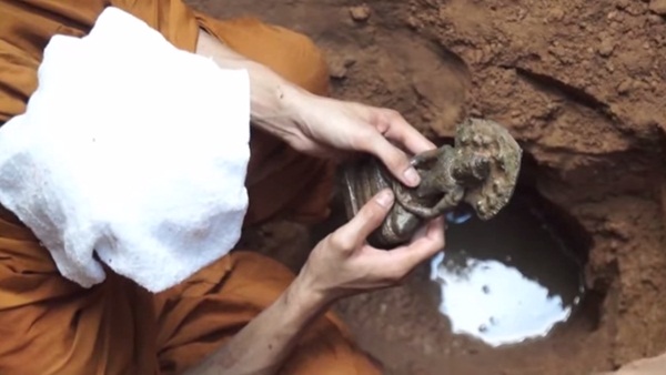 คอหวยแห่ตีเลขขันน้ำมนต์ ครูบาไก่ หลังขุดพบพระ อายุกว่า 700 ปี