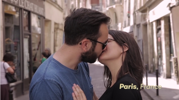 รวมโมเม้นท์จูบของคู่รักรอบโลกใน 11 ประเทศ