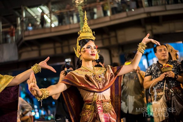 น้ำตาล ชลิตา ในชุดไทยโบราณ รำถวายสักการะท้าวมหาพรหม