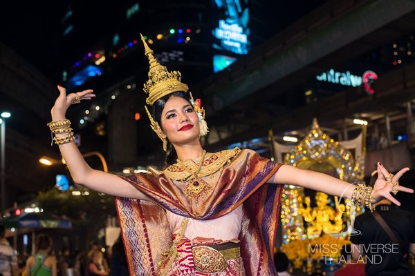 น้ำตาล ชลิตา ในชุดไทยโบราณ รำถวายสักการะท้าวมหาพรหม