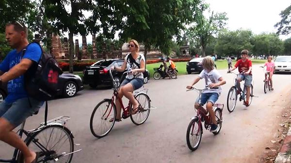 นักท่องเที่ยวสุโขทัย แห่เช่าจักรยานขี่ล่าโปเกมอนยอดเช่าสูง 3 เท่า