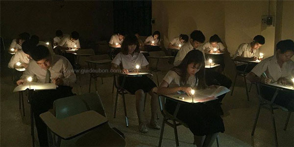 นักศึกษา-ผู้คุมสอบ จุดเทียนทำข้อสอบ หลังพายุโหมกระหน่ำทำไฟดับ